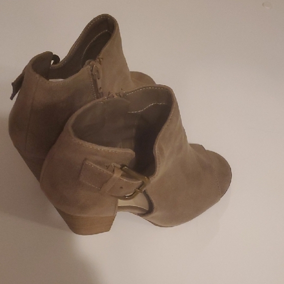 Stylish Tan Suede Like Ankle Booties Heeled Shoe Open Toe Womens Size 7.5 7-1/2 - Picture 5 of 10